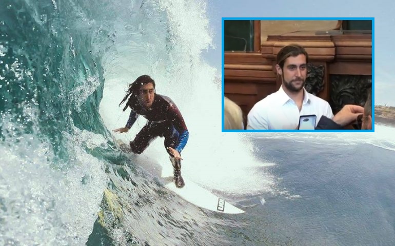 Il surfista cagliaritano Alessandro Piu premiato oggi in consiglio comunale: «La Sardegna? Le Hawaii dell’Europa»