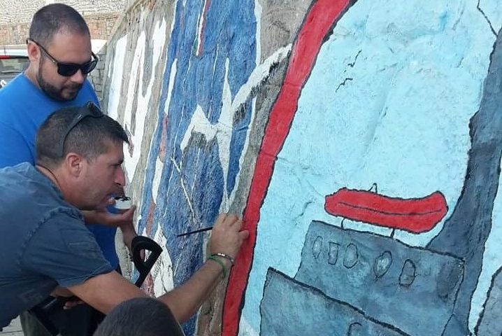 Procedono i lavori di recupero. I murales di Arbatax rivivono grazie ai ragazzi di Vele Corsare