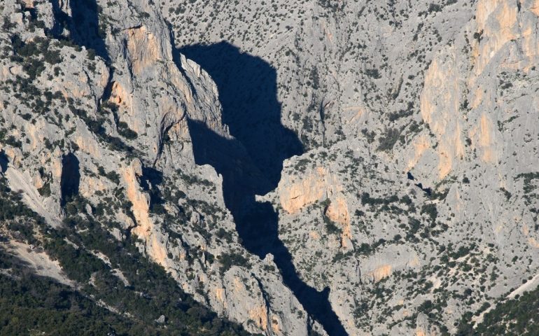 Curiosità. Al mattino la gola di Gorropu proietta sulla roccia un gigantesco profilo umano