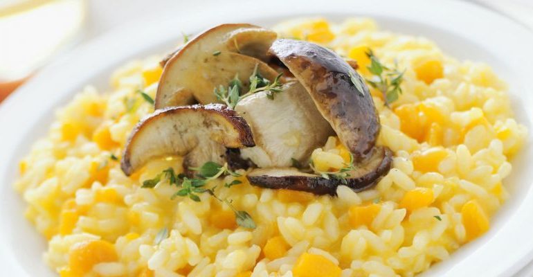 Un piatto di stagione semplice ma buonissimo: il risotto alla zucca con i funghi porcini
