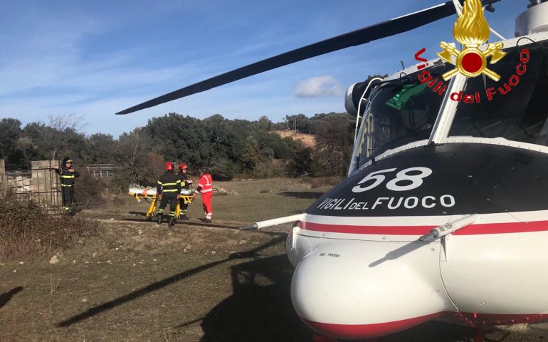 Perde il controllo della moto e vola giù da un viadotto, 35enne trasportato in elicottero all’ospedale di Sassari