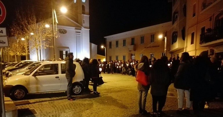Villagrande, folla commossa alla fiaccolata in memoria di Fabio Longoni