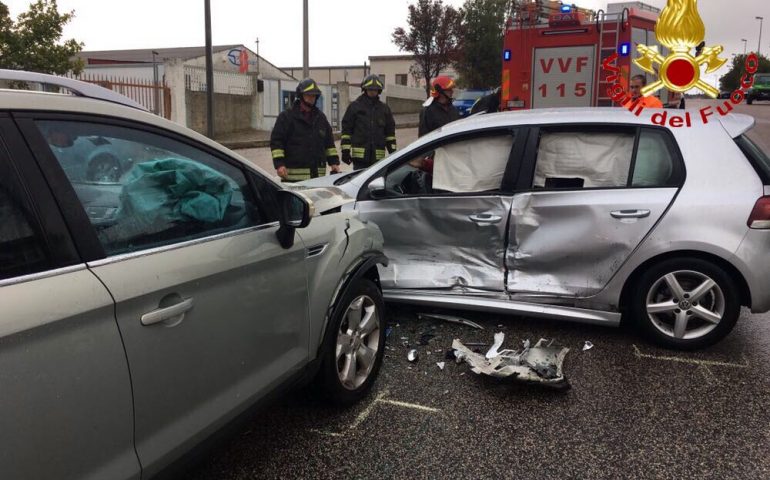 Incidente stradale a Nuoro, violento scontro tra due auto