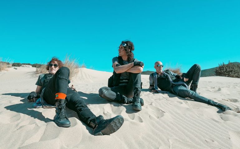 Il nuovo video dei Negrita girato tra le spettacolari dune di Piscinas: “Adios Paranoia”