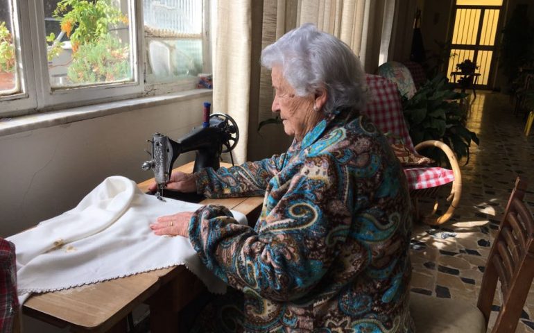 Nonna Bonarina, un amore per la sartoria lungo una vita, cucito nel cuore con ago e filo