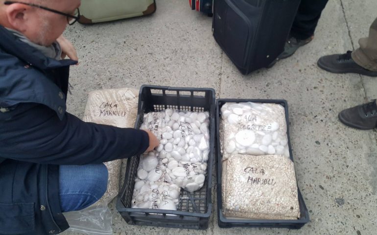 50 kg di sabbia e ciottoli delle cale ogliastrine, sequestrati ad Elmas, tornano a casa