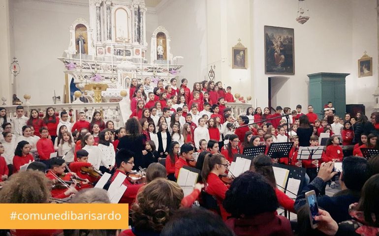 Il coro e l’orchestra dei bambini ogliastrini incanta Bari Sardo