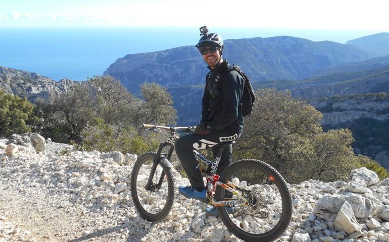 Baunei punta anche sul turismo attivo. Il campione Lorenzo Suding con la sua bici in Ogliastra
