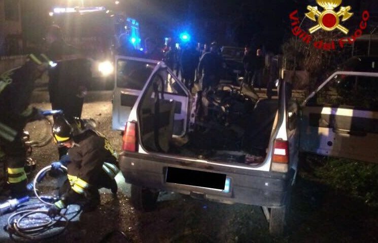 Posada, incidente nella notte. Tre ragazzi estratti dalle lamiere in gravi condizioni