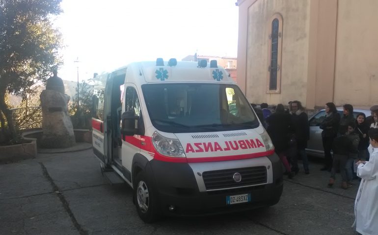 Jerzu, Don Loi benedice la nuova ambulanza del paese