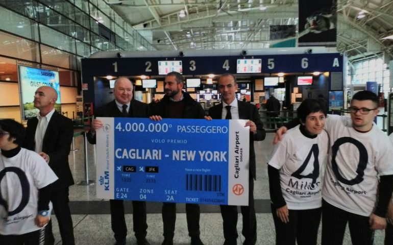 Aeroporto di Cagliari festeggia i 4 milioni di transiti: passeggero premiato con volo per New York (VIDEO)