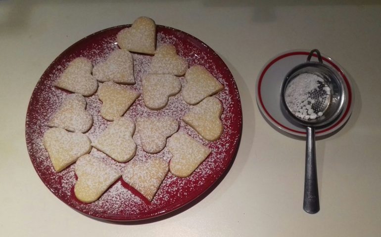 Per queste feste avete ricevuto un invito a cena e non sapete cosa portare? Preparate delle veloci ciambelline e confezionatele in modo personalizzato