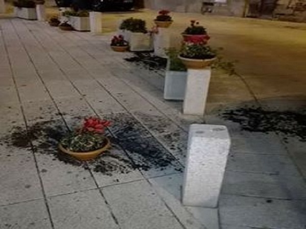 Vandali in azione a Tortolì, buttati giù i vasi nel sagrato della cattedrale