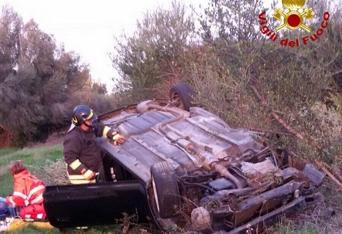 Esce di strada e si ribalta con l’auto lungo la SP 24, perde la vita un 77enne