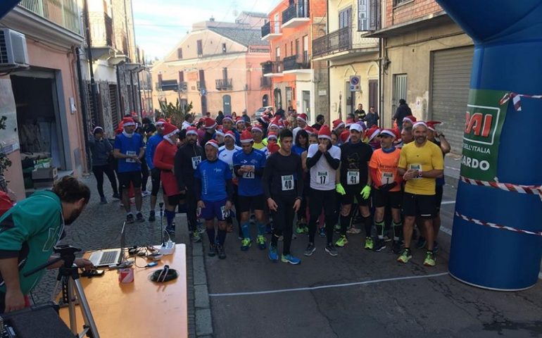 La fotonotizia: la maratona dei Babbi Natale a Bari sardo