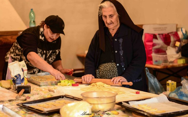 Mani esperte preparano i dolci per la festa di S.Antonio a Gairo ( PHOTOGALLERY)