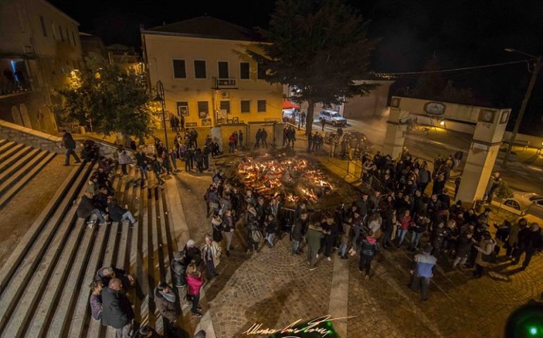 La fotonotizia. Gairo Sant’Elena: il falò in onore Sant’Antonio Abate negli scatti di Cristian Mascia