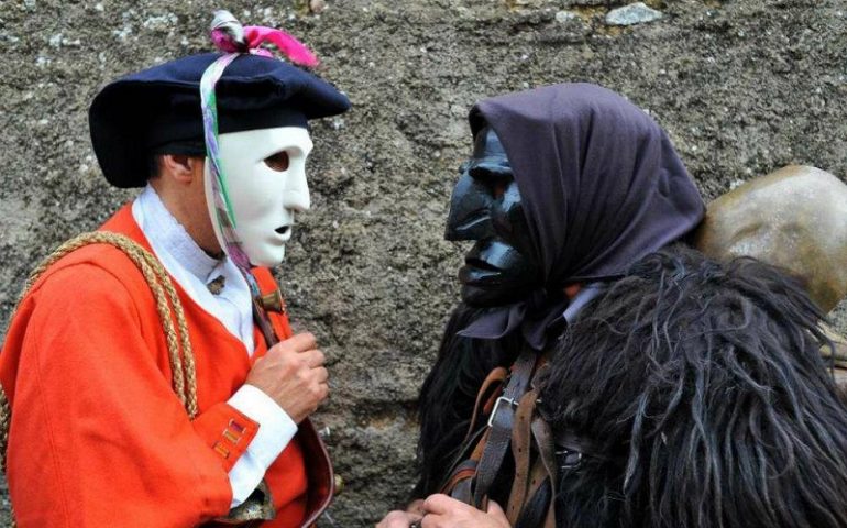 Mamoiada, ai cancelli di partenza il Carnevale con la sfilata dei Mamuthones e degli Issohadores