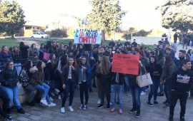 Lo sciopero di ieri davanti all'istituto scolastico