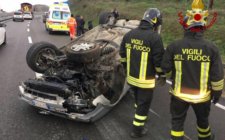 Paura sulla Nuoro-Siniscola. Un’auto si ribalta, la conducente in ospedale