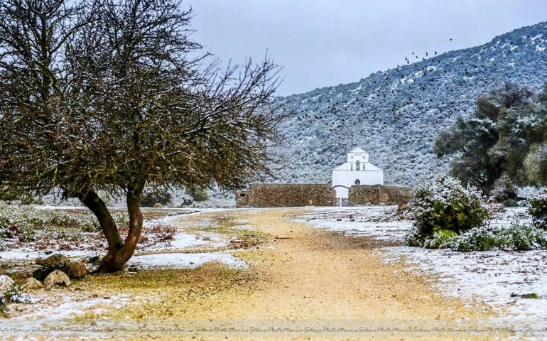 La fotonotizia. Magica atmosfera a Baunei, con la chiesetta di San Pietro innevata