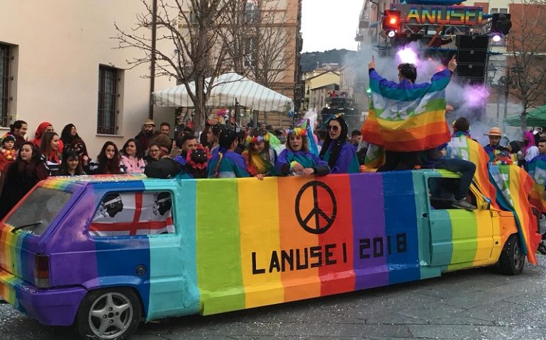 Piovono coriandoli a Lanusei. Carri e gruppi in maschera affollano la via Roma per il primo appuntamento carnevalesco (FOTO)