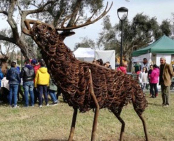 Parco di Uta, un cervo realizzato con i lacci dei bracconieri per ricordare Tore Ena, agente della Forestale prematuramente scomparso
