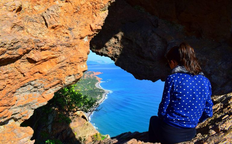 Le foto dei lettori. Sa perda stampada, Marina di Gairo. Trekking mozzafiato, nel blu dipinto di blu
