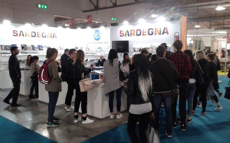 L’AES promuove l’isola alla fiera internazionale di Milano: per l’editoria sarda è ancora “Tempo di libri”