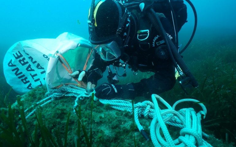 (VIDEO E GALLERY) Bomba inglese della seconda Guerra mondiale disinnescata dalla Marina Militare