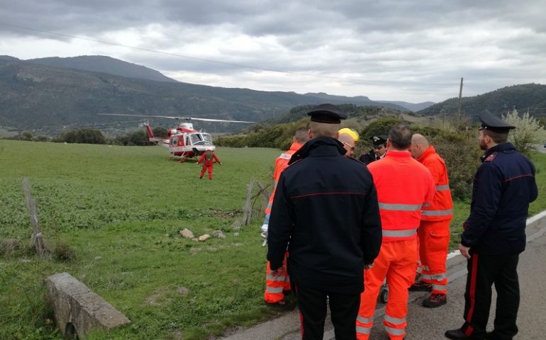 Precipita da un dirupo con l’auto e rimane incastrata per ore tra le lamiere, donna trasportata in elicottero al Brotzu