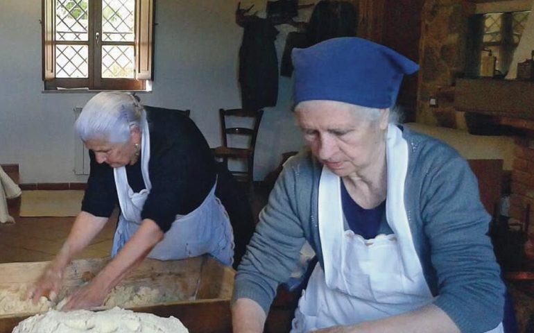 Donne sarde, sensibilità primitive. Oggi Gisella Rubiu ci illustra il nesso cibo-relazioni-qualità della vita