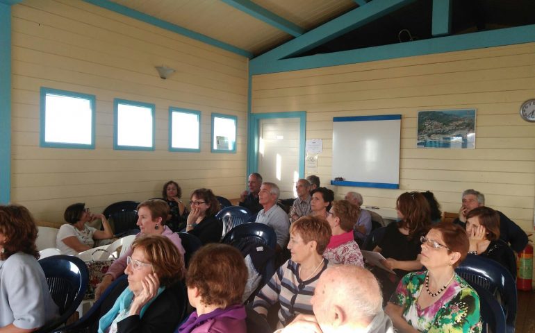 Comunicare e condividere. Pienone al Caffè Letterario di Arbatax per l’evento “Dona una parola”