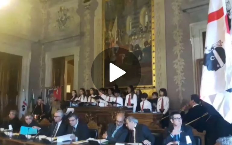 (VIDEO) L’inno sardo “Procurad’e moderare” cantato e suonato a Palazzo regio