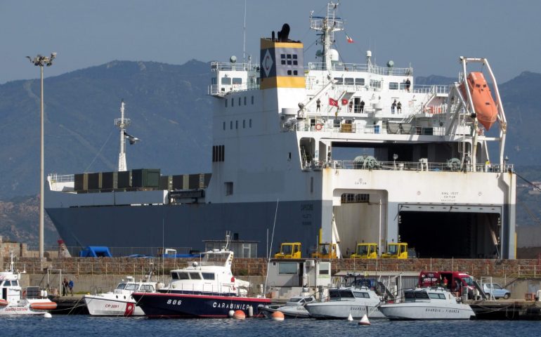 Arbatax, la nave cargo Capucine sbarca uomini e mezzi militari