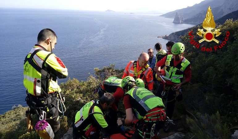 Doppio intervento dell’elicottero dei Vigili del Fuoco a Baunei e Tiscali. Due feriti trasportati all’ospedale