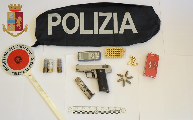 Deteneva armi clandestine nella sua camera da letto, 52enne nuorese arrestato dalla Polizia