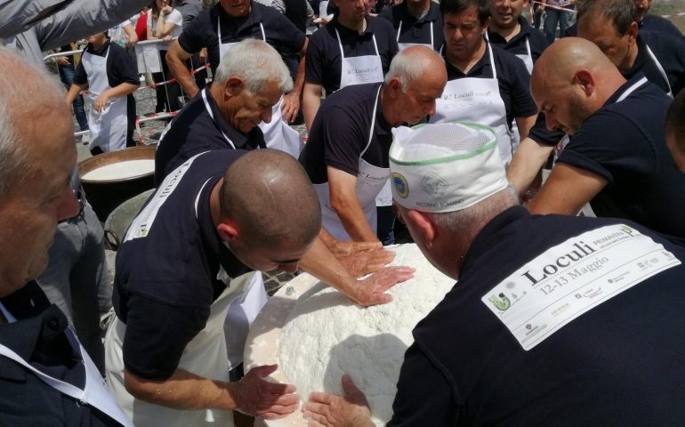 (FOTO) A Loculi i pastori realizzano una forma di formaggio da record con 1.650 litri di latte