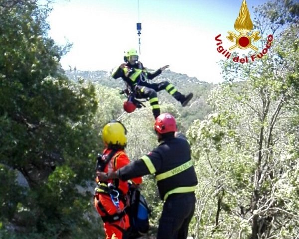 Si ferisce a “Cala Oddoana”, uomo soccorso e trasportato con l’elicottero all’ospedale di Nuoro