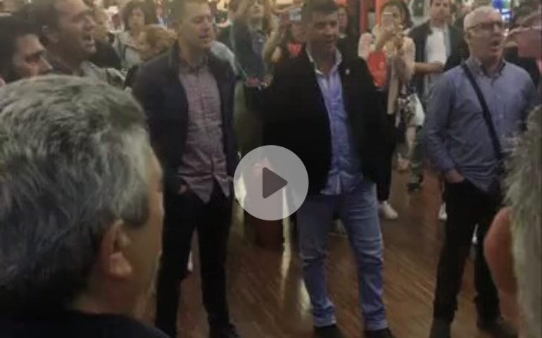 (VIDEO) Il coro vocale di Nulvi intona “No potho reposare” e incanta l’aeroporto di Bergamo