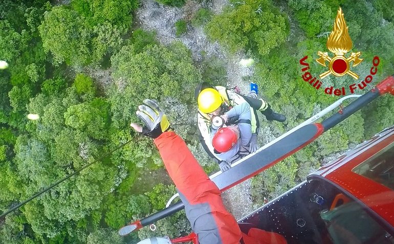 Oliena, si infortuna sul Monte Maccione, uomo soccorso con l’elicottero dei Vigili del Fuoco