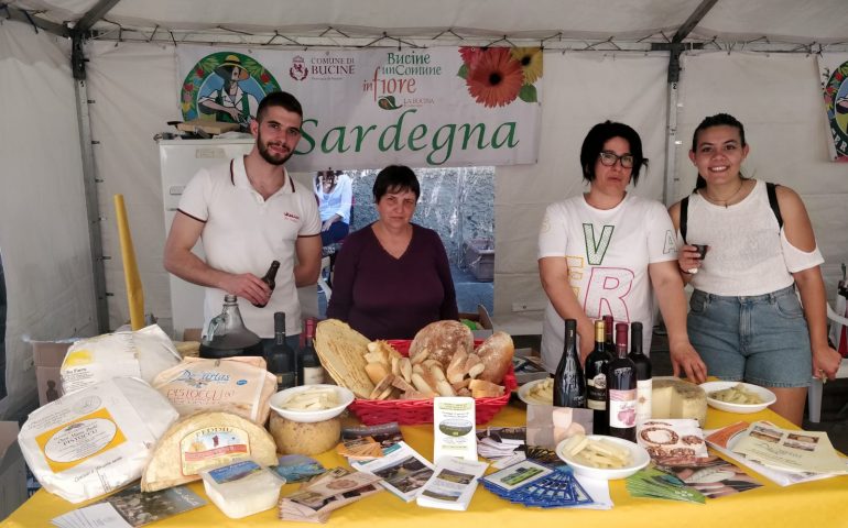 Il Gruppo Folk San Gabriele di Villagrande ammalia Bucine (Arezzo) con il menù della longevità