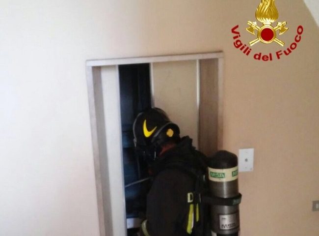 Nuoro, paura per un principio di incendio nell’ascensore di una palazzina