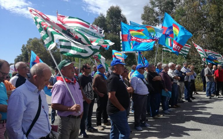 Verso un patto di fine legislatura che salvi l’Ogliastra. Stamane vertice dei sindacati uniti davanti all’Ex Cartiera di Arbatax