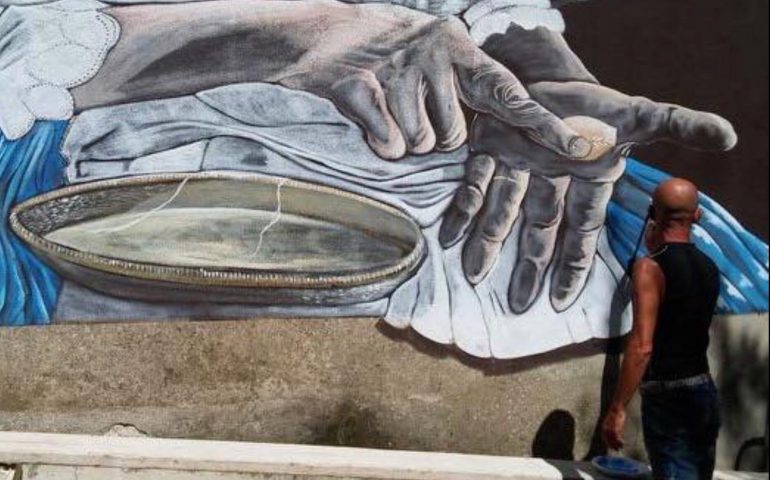L’artista Franco Mascia lascia la sua traccia anche a Esterzili: murale dedicato a is coccoeddas e un omaggio alla sindaca Melis