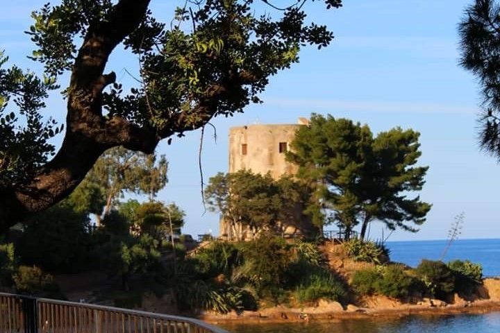 Le foto dei lettori. La torre di Santa Maria Navarrese nello scatto di Simona Maddanu