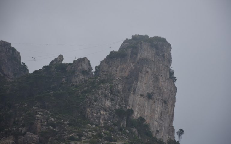 La fotonotizia. Vietato soffrire di vertigini! Al via il Festival dell’arrampicata a Ulassai