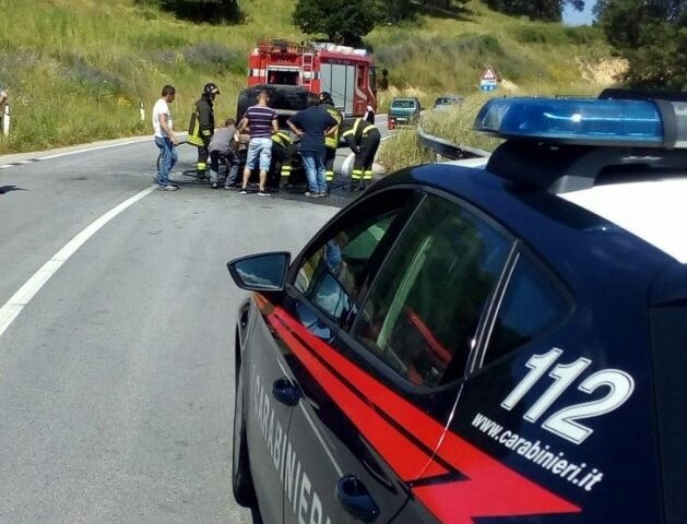 Auto prende fuoco sulla SS 128, conducente illeso