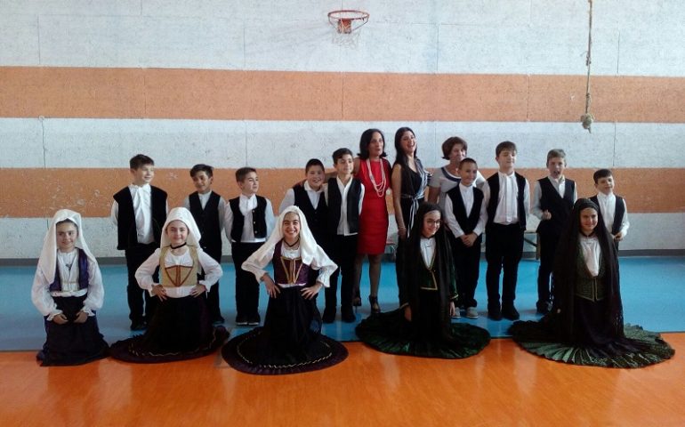Perdas, gli alunni della 4° elementare hanno salutato l’anno scolastico col progetto: “La musica e il ballo dell’anima… imparo divertendomi”