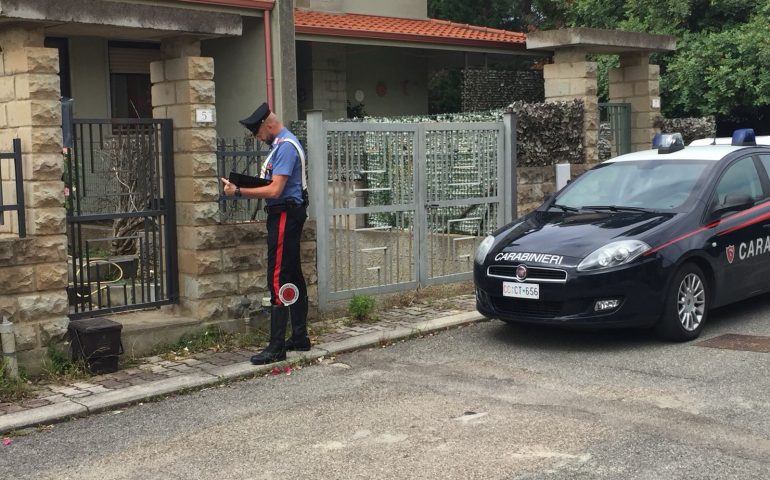 Lancia un coltello contro il padre e un cesto di frutta contro la madre. Arrestato per maltrattamenti in famiglia